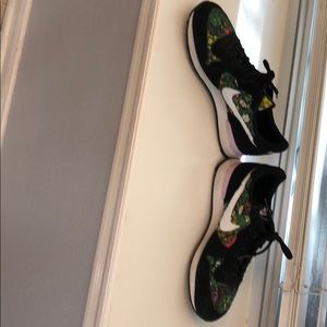 Women’s Nike floral sneakers   🌸🌼🌹🌷🌺